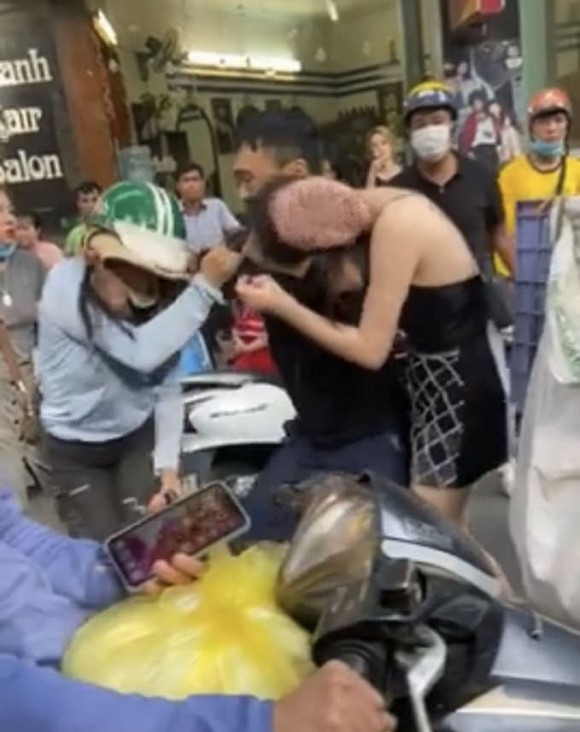 Tuy nhiên, khi thấy nhân tình bị giật tóc, người đàn ông được cho là chồng (áo đen) lao vào để bảo vệ cô bồ. Trong lúc giằng co, người chồng còn bóp cổ, đẩy chị vợ ngã xuống đất để giúp người tình lên xe ô tô thoát khỏi lùm xùm.