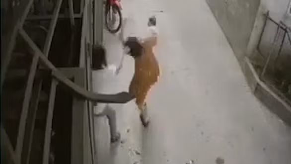  Không cho bế con, chồng túm tóc vợ đang bế bé 5 tháng tuổi giật ngã ngửa: Ngày 28/6, Công an quận Thanh Xuân, Hà Nội cho biết, người phụ nữ bị bạo hành là chị N.T.T.C. (29 tuổi, trú phường Hạ Đình, quận Thanh Xuân, Hà Nội), còn người hành hung chị C. là N.A.V. (37 tuổi, trú tại P.Trung Hòa, Q.Cầu Giấy, Hà Nội). 