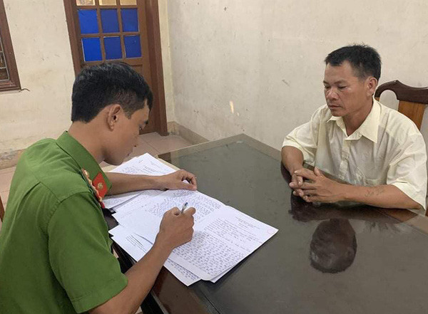 Tối 16/7, về nhà ở thôn Thượng Hà sau chầu nhậu, Hạnh thấy chị Thi không để dành cơm tối cho mình nên to tiếng. Anh ta sau đó dùng xẻng đánh vào lưng người vợ 41 tuổi rồi bỏ vào phòng ngủ. Chị Thi bị thương nặng, được người thân đưa tới Bệnh viện Hữu Nghị Đa khoa Nghệ An cấp cứu. Bác sĩ kết luận nạn nhân vỡ thận trái cấp độ 4, tổn hại sức khỏe 14%. 