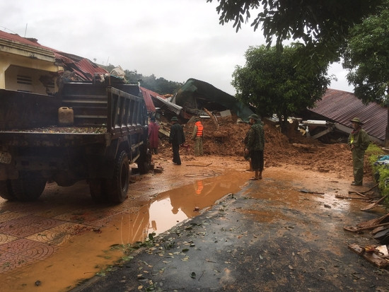 UBND tỉnh Quảng Trị đã lập đoàn công tác khẩn cấp và lập Ban Chỉ huy tiền phương tại huyện Hướng Hóa, tỉnh Quảng Trị do ông Hà Sỹ Đồng, Phó Chủ tịch Thường trực UBND tỉnh Quảng Trị làm trưởng đoàn tới ngay huyện Hướng Hóa để chỉ đạo ứng cứu… 