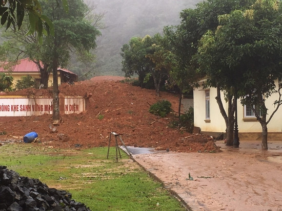 Hiện có 5 đồng chí may mắn được cứu ra ngoài nhưng hiện vẫn còn 22 đồng chí bị vùi lấp. Được biết, trong số 22 cán bộ, chiến sĩ bị vùi lấp, có 4 sĩ quan, 10 Quân nhân chuyên nghiệp, 8 chiến sĩ. 