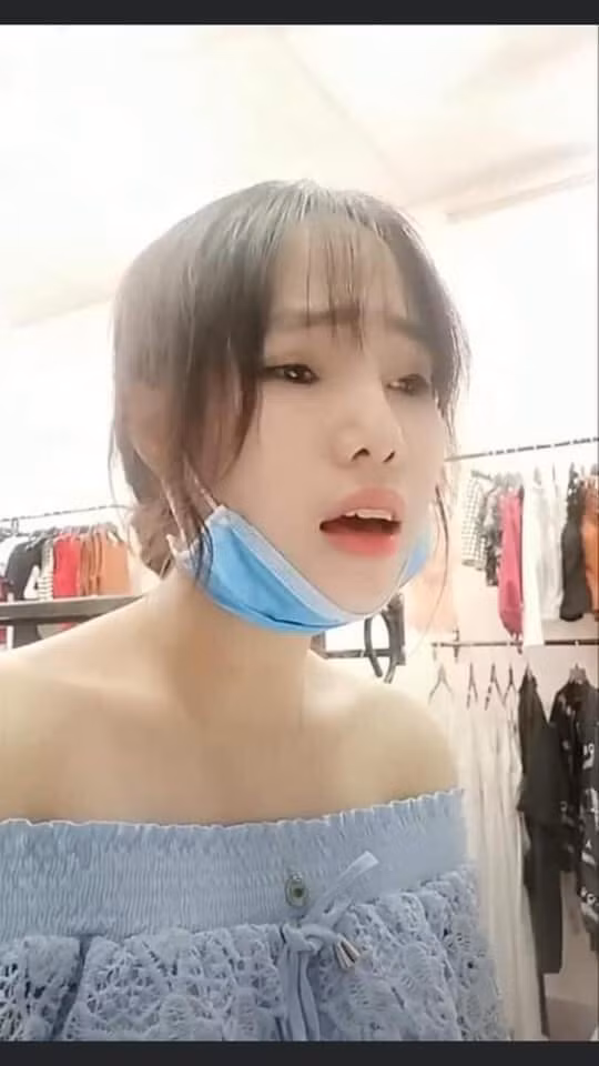 Nhận tin, Công an quận Tân Phú phối hợp cùng các đơn vị nghiệp vụ Công an TP HCM có tại hiện trường để điều tra, xử lý vụ việc. Sau hơn 3 giờ truy xét, cơ quan chức năng đã bắt giữ được người phụ nữ gây ra vụ cướp ngân hàng. 