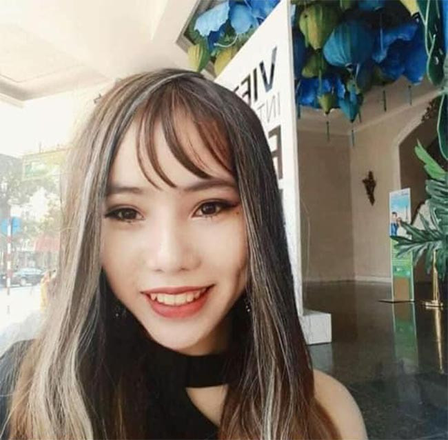 Người phụ nữ đi ngang qua bảo vệ và khai báo lấy đồ bỏ quên ở quầy giao dịch. Trên đầu người này vẫn còn đội mũ bảo hiểm và đeo khẩu trang kín mặt. Lực lượng an ninh của ngân hàng ngăn chặn thì người này lấy trong túi xách vật dụng giống thiết bị gây nổ tự chế và đổ xăng xuống sàn nhà.