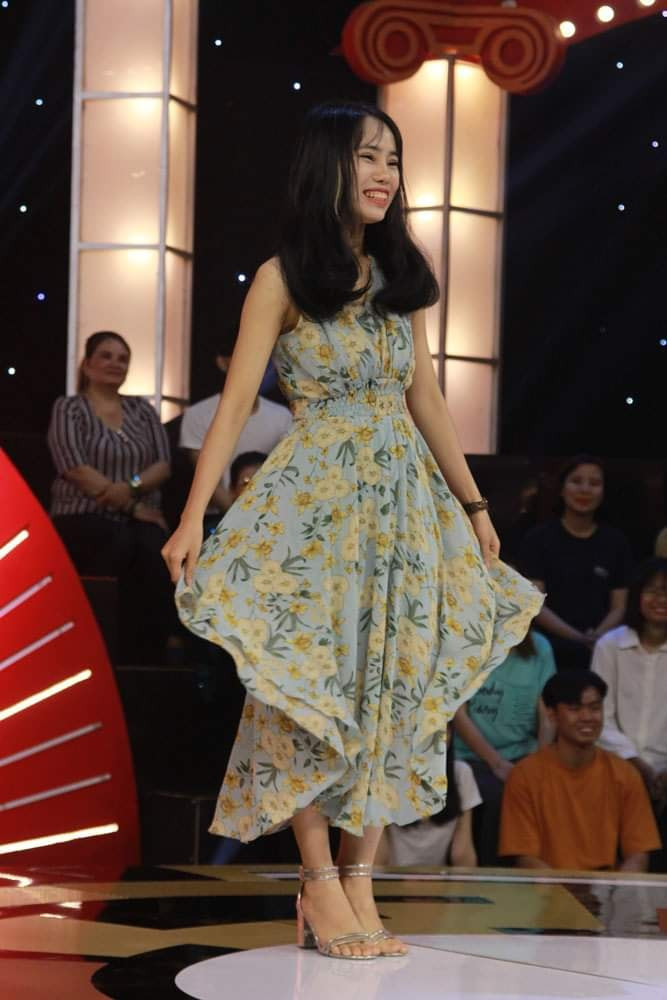 Đối tượng tiếp tục lấy đồ khò lửa thủ thế sẵn sàng phóng hỏa để uy hiếp nhân viên ngân hàng.