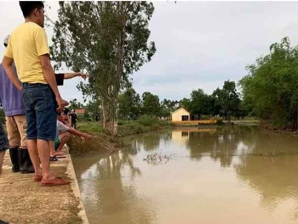  5. Qua cầu máng 2 học sinh rớt xuống suối, 1 em tử vong: Ngày 19/10, UBND xã Duy Trung, huyện Duy Xuyên, tỉnh Quảng Nam cho biết, trên địa bàn vừa xảy ra vụ 2 em học sinh qua cầu máng không may bị rớt xuống suối, khiến một em tử vong. Chiều 18/10, em Lê Ngọc Phương U. và Nguyễn Thị Trà M. (cùng 12 tuổi và học sinh lớp 7, trú thôn Hoà Lâm) đi học về bằng xe đạp điện lúc qua cầu máng ở địa phương không may bị rớt xuống suối. Khi phát hiện sự việc người dân xuống suối cứu sống được em M., còn em U. mất tích. 