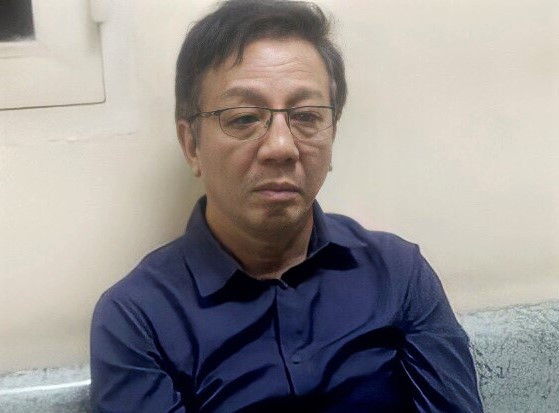  7. Cảnh sát rởm cướp tài sản ở TP HCM: Ngày 19/10, Công an quận 10, TP HCM đang tạm giữ hình sự Huỳnh Văn Dũng (54 tuổi, ngụ quận Thủ Đức) để điều tra về hành vi cướp tài sản. Rạng sáng 17/10, ông Dũng đột nhập vào một trung tâm Anh ngữ nằm trên đường 3/2, sau đó khống chế nhân viên bảo vệ tên N.V.Th. (52 tuổi). Xưng là cảnh sát, ông Dũng còng tay, đọc lệnh bắt ông Th. theo lệnh truy nã rồi cướp tài sản. 