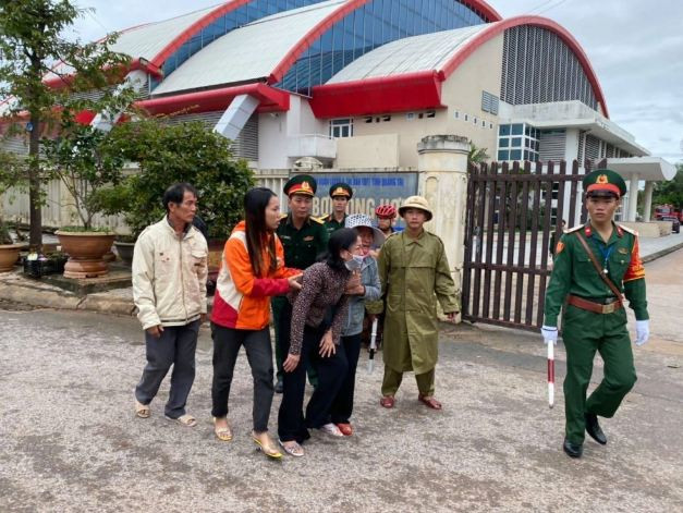 Không kìm nổi cảm xúc, người thân bùi ngùi khi thấy đoàn xe đưa các anh về. Ảnh Gia Đình Việt Nam.