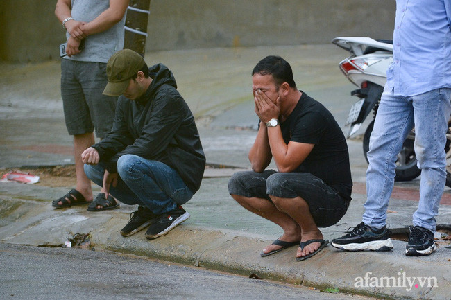 Dẫu biết rằng 22 cán bộ, chiến sĩ khó có hy vọng còn sống, dù đã chuẩn bị trước tinh thần nhưng người thân vẫn khó ngăn được những dòng nước mắt khi đón các anh về. (Ảnh: afamily)