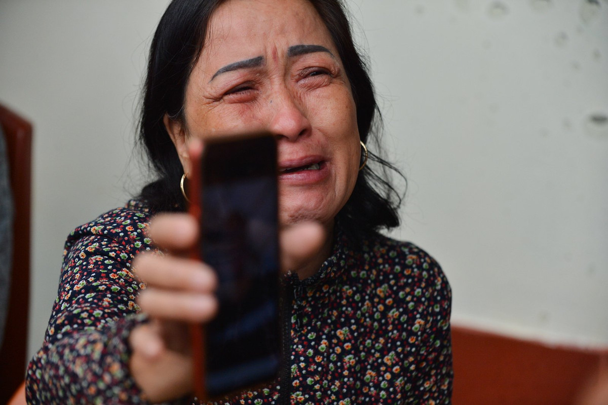 Người thân chiến sĩ gặp nạn vừa kể về đứa con của mình vừa không cầm nổi nước mắt. (Ảnh: afamily)