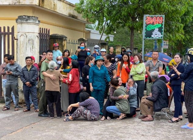 Người thân các nạn nhân mong ngóng, chờ đợi xe đưa thi thể các nạn nhân từ hiện trường trở về. Ảnh: Gia Đình Việt Nam.