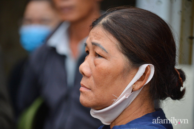 Người thân các chiến sĩ bùi ngùi chờ đoàn xe đưa thi thể về quy tập. (Ảnh: afamily).