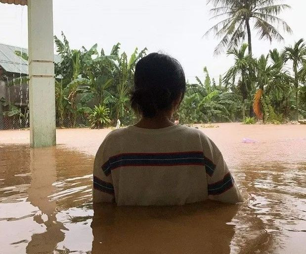 Nhiều hộ dân tại địa bàn huyện Cam Lộ, tỉnh Quảng Trị bị nước lũ tràn vào nhà, ngập nửa người. Người phụ nữ này rầu rĩ chỉ biết nhìn về hướng xa xăm mong rằng mau chóng nước rút.