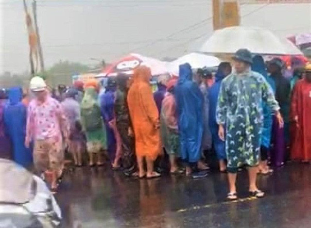  4. Xót xa đôi vợ chồng trẻ bị nước lũ cuốn trôi: Trưa 11/10, lực lượng chức năng đã tìm thấy thi thể anh Lê T.Q. (SN 1994, trú xã Điện Thắng Trung, TX.Điện Bàn, Quảng Nam) bị nước lũ cuốn mất tích trên đường đi dự đám cưới về. Khoảng 9 giờ sáng cùng ngày, thi thể vợ anh Q. là chị Lưu Thị H.S. (SN 1997) cũng đã được tìm thấy. 