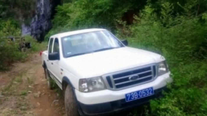  5. Dùng xe công chở vợ con đi du lịch, 1 giám đốc bị kỷ luật: Ngày 11/10, UBND huyện Minh Hóa, huyện Minh Hóa, tỉnh Quảng Bình cho biết, Hội đồng kỷ luật của huyện vừa thi hành kỷ luật khiển trách đối với ông Cao Hữu Cường, Giám đốc Trung tâm Văn hóa Thông tin - Thể thao huyện vì đã có hành vi vi phạm trong việc sử dụng xe ô tô công trái quy định. Ông Cường cùng vợ con ông đi tham quan tại điểm du lịch Rục Mòn sự việc này khiến nhiều người dân bức xúc, gây xôn xao dư luận. 