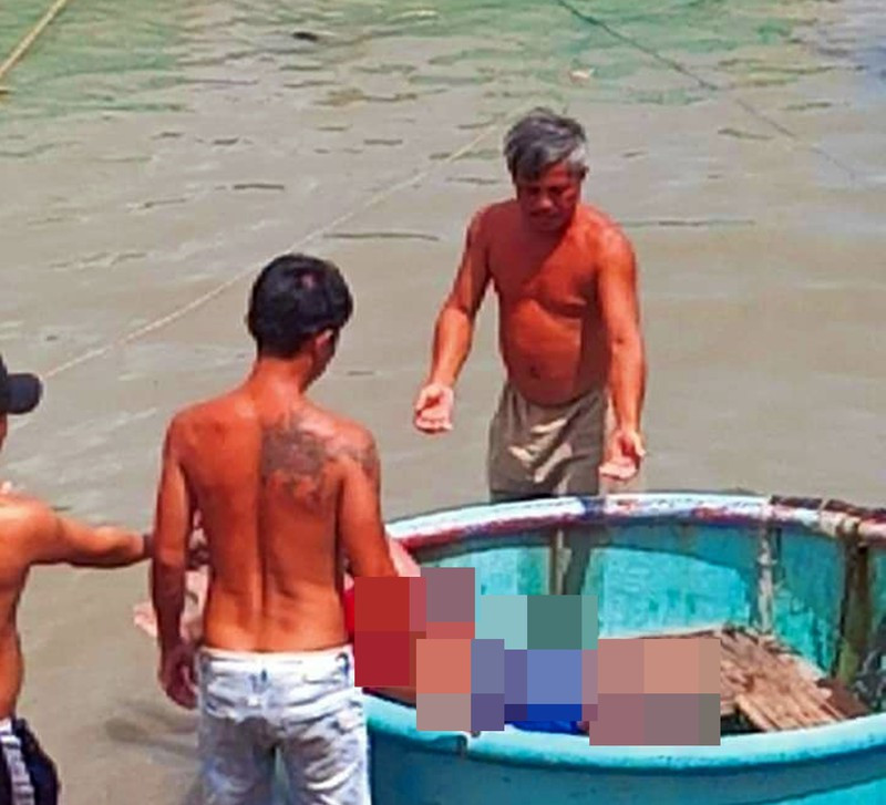  3. Thi thể bé trai 14 tuổi trôi trên biển: Khoảng 13h ngày 11/10, một số ngư dân ở cảng cá Liên Hương, huyện Tuy Phong (Bình Thuận) phát hiện thi thể một bé trai trôi trên biển liền dùng thuyền thúng vớt đưa vào bờ. Nạn nhân là một bé trai, mặc áo thun màu xanh ngắn tay, quần đùi màu đỏ sọc đen. Được biết thi thể nạn nhân xấu số là em T.T.D (14 tuổi) ngụ thị trấn Liên Hương.