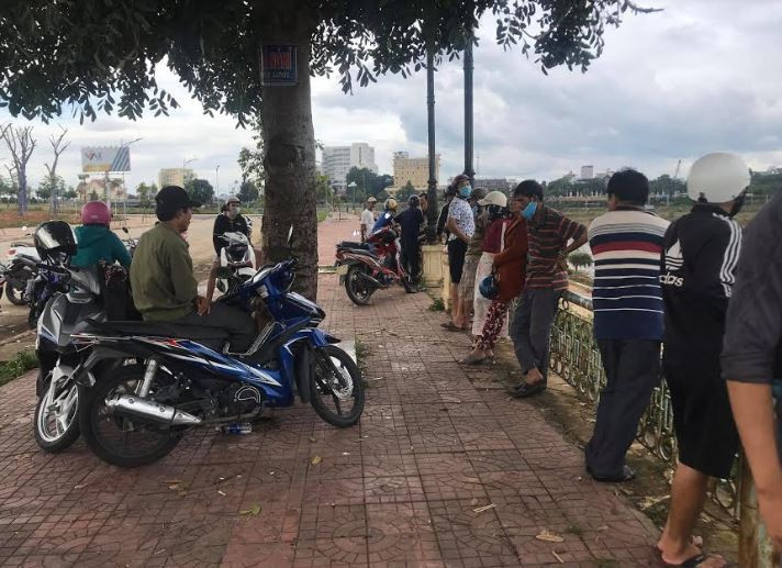  7. Tìm kiếm một nữ sinh bỏ xe máy, nghi nhảy sông tự tử: Ngày 15/10, Công an phường Lê Lợi, thành phố Kon Tum (tỉnh Kon Tum) đã phát hiện chiếc xe máy để bên bờ kè sông Đăk Bla, nghi của một nữ sinh để lại rồi nhảy sông tự tử. Qua xác minh ban đầu, người điều khiển chiếc xe trên là nữ sinh H.T.T.H (SN 2003, trú tại thị trấn Sa Thầy, huyện Sa Thầy, tỉnh Kon Tum).