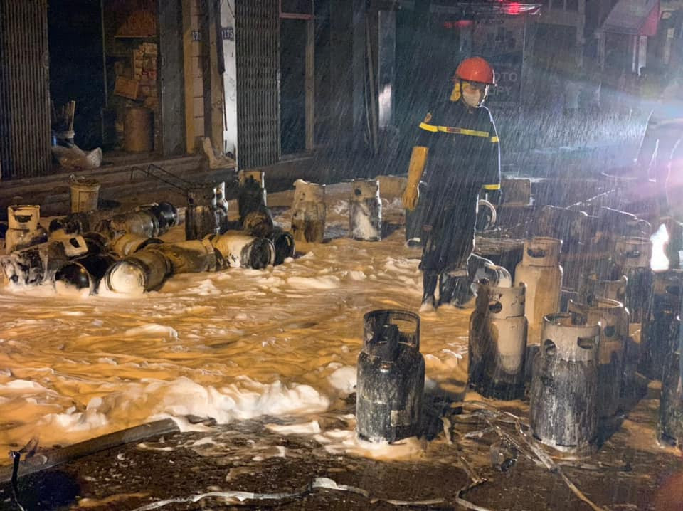 Sau 1 giờ đồng hồ, đám cháy cơ bản được khống chế hoàn toàn, các bình gas được di chuyển ra phía ngoài không để ảnh hưởng đến đám cháy. 