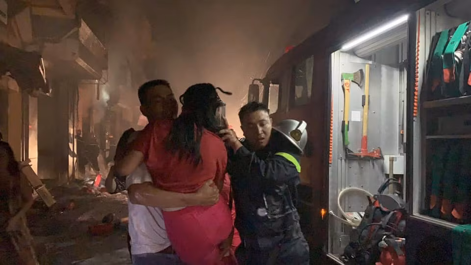 Phát hiện 5 người đang bị mắc kẹt tại tầng 2, lực lượng Cảnh sát PCCC&amp;CNCH đã dùng thang tiếp cận tầng 2 kịp thời giải cứu người mắc kẹt. 