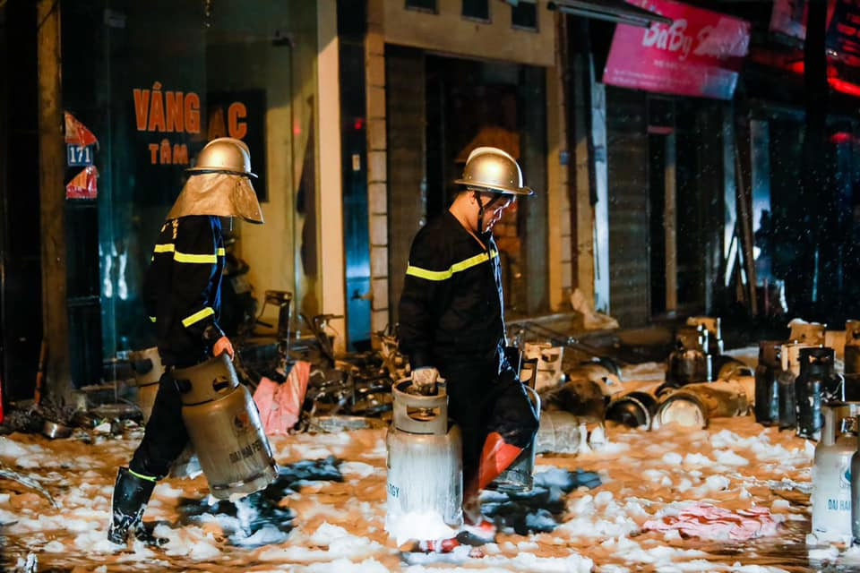 Hien truong vu chay cua hang ban gas, 5 nguoi bi mac ket-Hinh-2