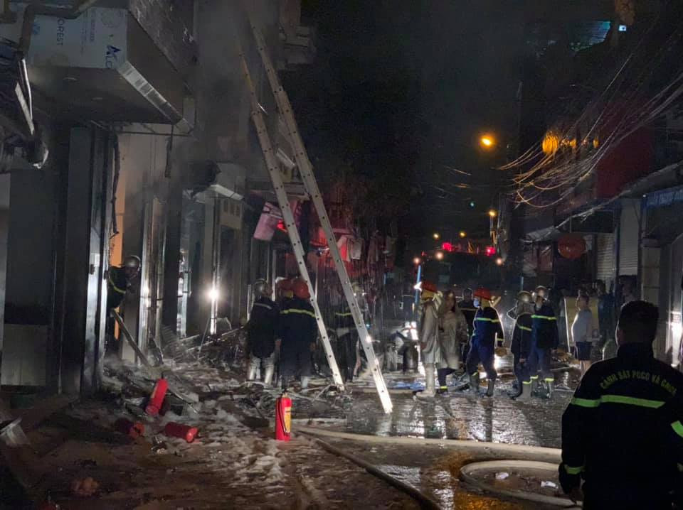 Sau nhiều nỗ lực, đến 22h, các lực lượng chức năng đã giải cứu thành công những người mặc kẹt bên trong bên trong và đưa đi cấp cứu.