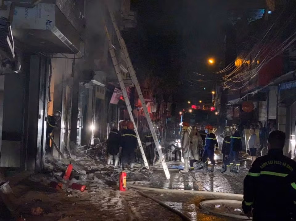 Sau nhiều nỗ lực, đến 22h, các lực lượng chức năng đã giải cứu thành công những người mặc kẹt bên trong bên trong và đưa đi cấp cứu.