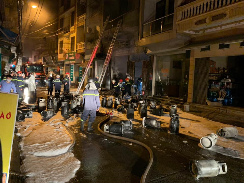 Xác định tính chất nghiêm trọng của vụ việc, ngay sau khi nhận được tin báo, Trung tâm thông tin chỉ huy Công an Thành phố đã khẩn trương điều động lực lượng Cảnh sát PCCC&amp;CNCH Công an huyện Đan Phượng, Hoài Đức, Công an quận Bắc Từ Liêm, Nam Từ Liêm cùng các phương tiện chữa cháy nhanh chóng đến hiện trường tổ chức chữa cháy và cứu cứu nạn cứu hộ. 