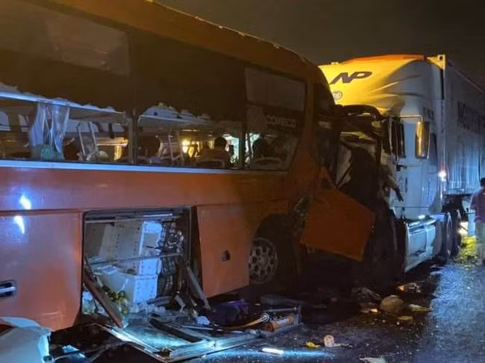 20 nguoi tren xe khach la het khi tai xe doi dau xe container