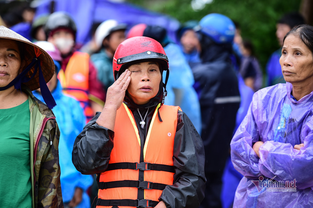 Người dân không cầm được nước mắt khi chỉ trong vài đêm nước lũ đã cuốn đi tài sản tích góp cả đời 