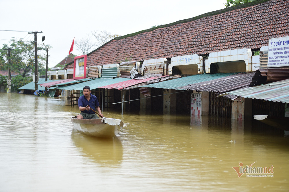 Toàn xã bị cô lập, người dân chủ yếu di chuyển bằng thuyền 