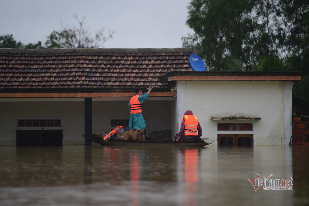 Hàng ngàn ngôi nhà bị cô lập tại xã Sơn Thuỷ, huyện Lệ Thuỷ