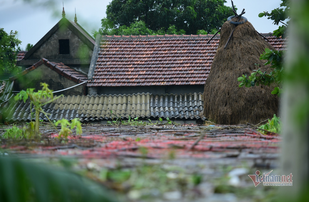 Nước ngập sâu khiến xe máy, ti vi, tủ lạnh... vật dụng trong nhà hư hỏng nặng