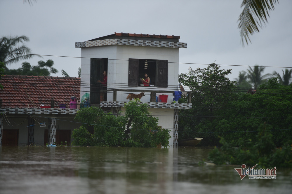 Mưa lớn, nước dâng cao từ nhiều ngày nay. Theo thống kê, toàn tỉnh hiện đang có 213 xã, thôn, bản, huyện biên giới đang bị chia cắt, 42 điểm trường đang phải nghỉ học do mưa lũ, nhiều điểm trường đang bị ngập rất sâu
