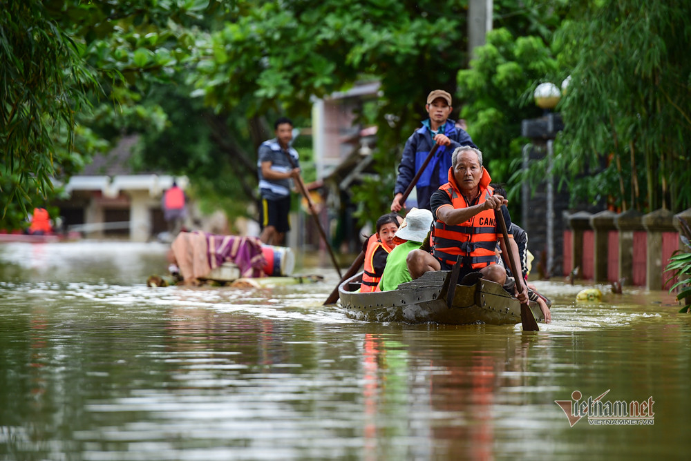 "Từ 70 năm trở lại đây chưa bao giờ có mực nước lớn như thế này, địa điểm này thuộc vùng cao nhưng nay ngập mênh mông, trắng xoá". Ông Trương Đại Hưng, Công an viên của xã Sơn Thuỷ cho biết