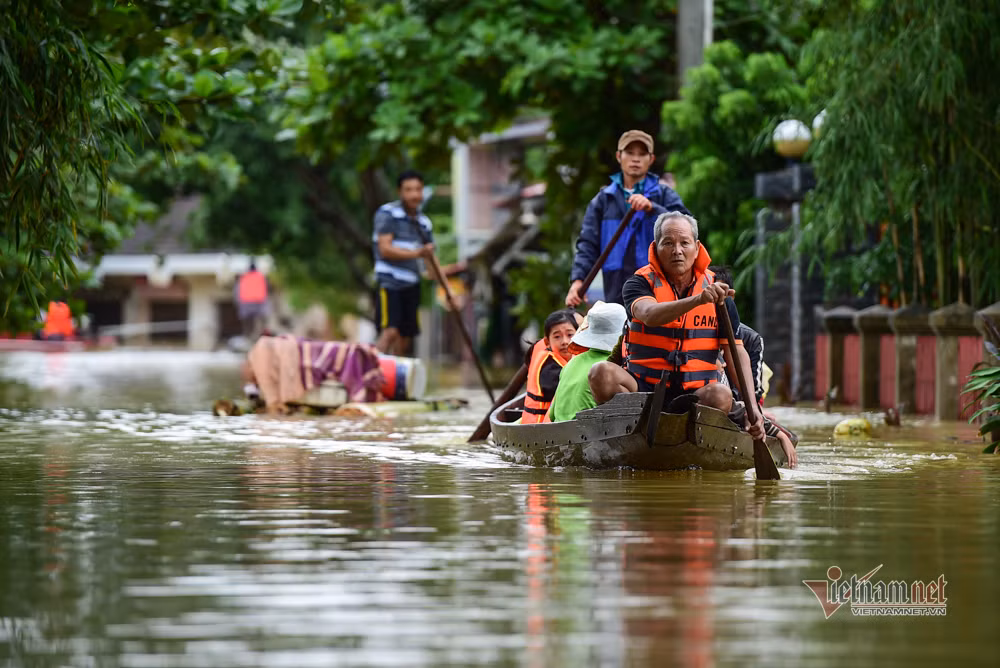 "Từ 70 năm trở lại đây chưa bao giờ có mực nước lớn như thế này, địa điểm này thuộc vùng cao nhưng nay ngập mênh mông, trắng xoá". Ông Trương Đại Hưng, Công an viên của xã Sơn Thuỷ cho biết