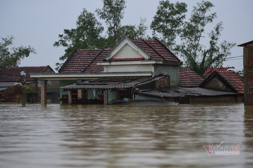 Lũ lớn lịch sử ở Quảng Bình, người dân leo nóc nhà chờ ứng cứu Lu lon lich su o Quang Binh, nguoi dan leo noc nha cho ung cuu