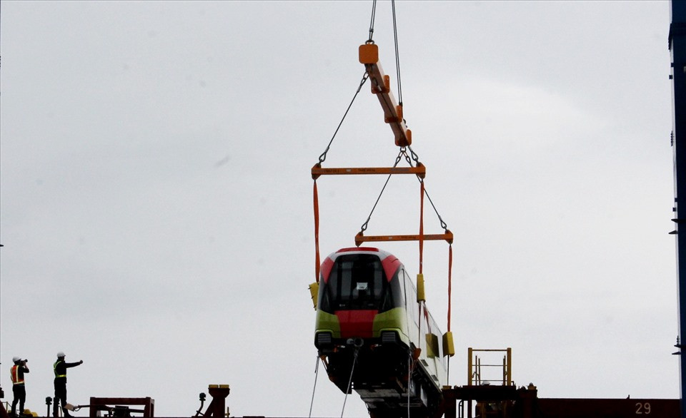 Về hình thức bên ngoài, tàu có ba màu xanh lá mạ, hồng đỏ và trắng với biểu tượng Khuê Văn Các. Mỗi đoàn tàu chở được 944 - 1.124 người, khai thác tốc độ thương mại 35 km/h, tốc độ thiết kế 80 km/h. (8h45 sáng 18.10, toa tàu đầu tiên được kéo ra khỏi tàu APL Pusan để xếp xuống xe siêu trường. Ảnh MD)