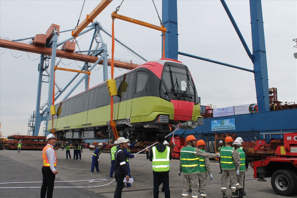 Sau khi cập cảng Hải Phòng, đoàn tàu sẽ được vận chuyển bằng xe siêu trường siêu trọng tới khu Depot Nhổn (Hà Nội), thực hiện lắp đặt lên ray để vận hành thử nghiệm trước khi vận hành chính thức.