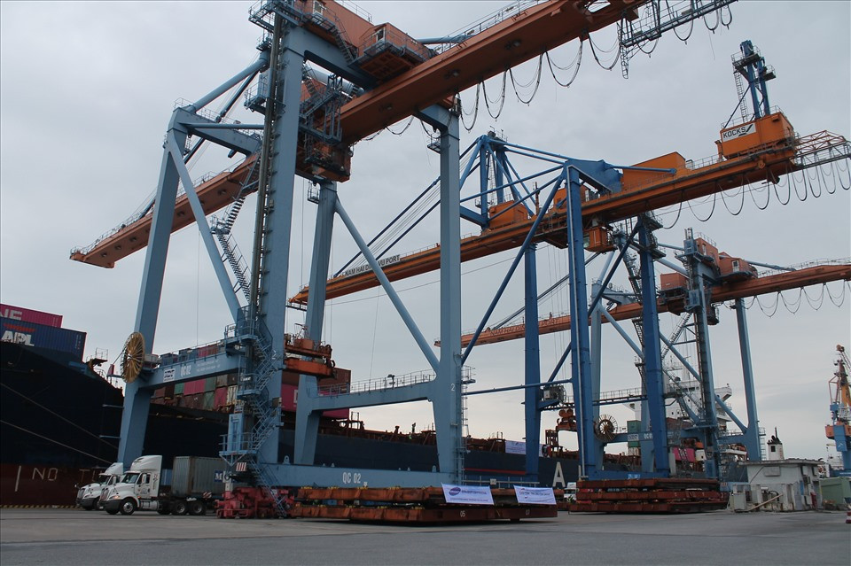 Ghi nhận của PV Lao Động sáng 18/10, sau khi chuẩn bị đầy đủ trang thiết bị kỹ thuật, kiểm tra yếu tố an toàn, khoảng 8h45, toa tàu đầu tiên được nhấc khỏi tàu APL Pusan, xếp dỡ xuống xe siêu trường siêu trọng. (Đoàn tàu cập cảng Nam Hải Đình Vũ vào rạng sáng 18/10)