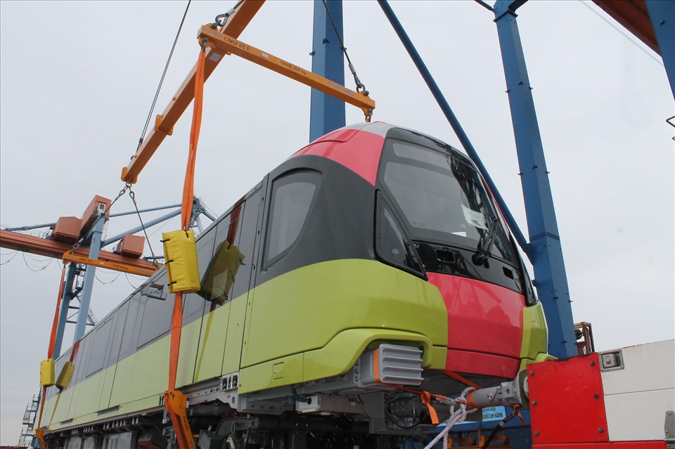 Sau khi đưa đoàn tàu đầu tiên về Depot, MRB sẽ đưa tàu lên nhà ga trên cao S1 để quản lý, trưng bày cho người dân tham quan vào tháng 11/2020. Dự kiến đoàn tàu thứ 2 sẽ được đưa về dự án vào tháng 1/2021 và đoàn tàu cuối cùng vào tháng 6/2021. Tàu được sản xuất bằng hợp kim nhôm tiêu chuẩn châu Âu, do nhà thầu của Pháp sản xuất. 