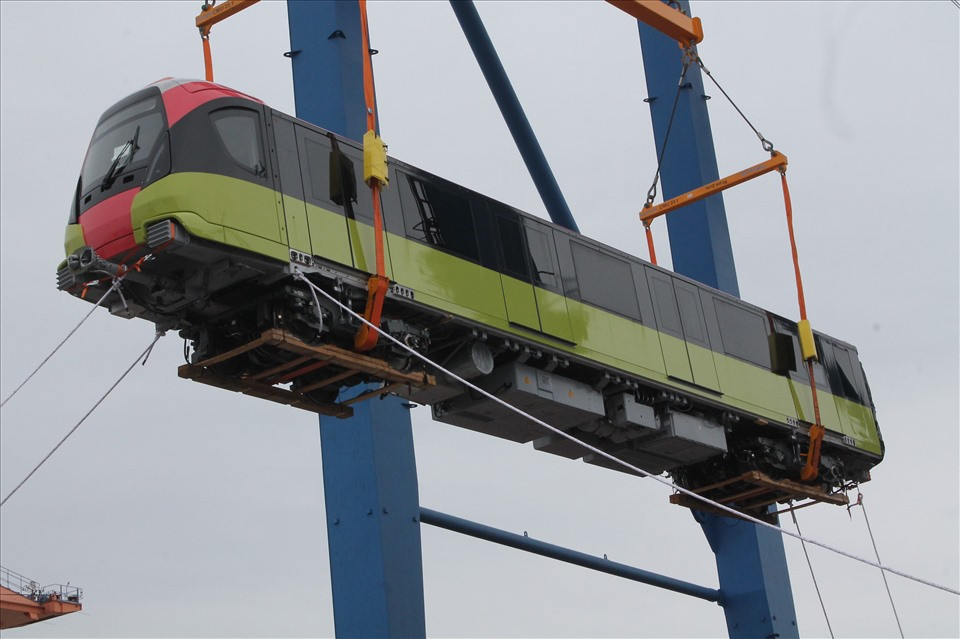 Dự kiến tuyến đường sắt đô thị số 3, đoạn Nhổn - Ga Hà Nội sẽ khai thác thương mại trước đoạn trên cao dài 8,5 km vào nửa cuối năm 2021, bắt đầu từ Nhổn đến ga S8 - Đại học Giao thông vận tải; 4 km đi ngầm còn lại sẽ khai thác vào cuối năm 2022. Về hình thức bên ngoài, tàu có ba màu xanh lá mạ, hồng đỏ và trắng với biểu tượng khuê văn các. Mỗi đoàn tàu chở được 944 - 1.124 người, khai thác tốc độ thương mại 35 km/h, tốc độ thiết kế 80 km/h.