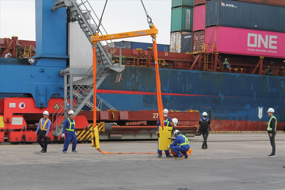 Theo ông Tuấn, các thiết bị xếp dỡ chuyên dụng để cẩu lô hàng là các toa tàu metro đã được chuyển từ Pháp về trước đó, các công nhân xếp dỡ cũng đã được hướng dẫn trước nên việc xếp dỡ đề thuận lợi.