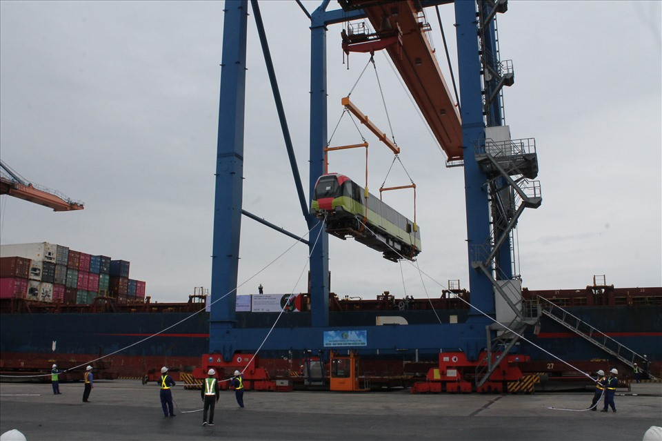 Tàu có sàn thấp nên rất tiện lợi cho hành khách lên xuống, nhất là những người có mang hành lý hoặc phải di chuyển bằng xe lăn. Ngoài ra, trên tàu còn có những khu vực ưu tiên dành riêng cho người khuyết tật.