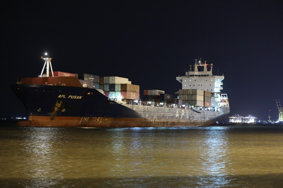Sáng ngày 18/10, ông Nguyễn Anh Tuấn, Giám đốc Khai thác của Công ty Cổ phần Cảng Nam Hải Đình Vũ (Hải Phòng) cho biết, tàu biển vận chuyển mang tên APL Pusan từ Pháp chở 4 toa tàu đầu tiên trong Dự án xây dựng tuyến Nhổn - Ga Hà Nội cập cảng Nam Hải Đình Vũ lúc 1h30 sáng 18/10, sớm hơn dự kiến khoảng một tuần. (Tàu APL Pusan chở 4 toa tàu đầu tiên tuyến Metro Nhổn Ga Hà Nội cập cảng Nam Hải Đình Vũ. Ảnh MRB)