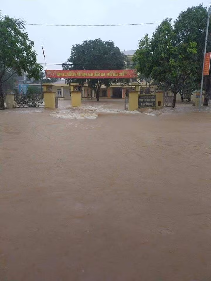 Hinh anh mien Trung ngap lut chieu 19/10: Nuoc dang tan noc nha-Hinh-2