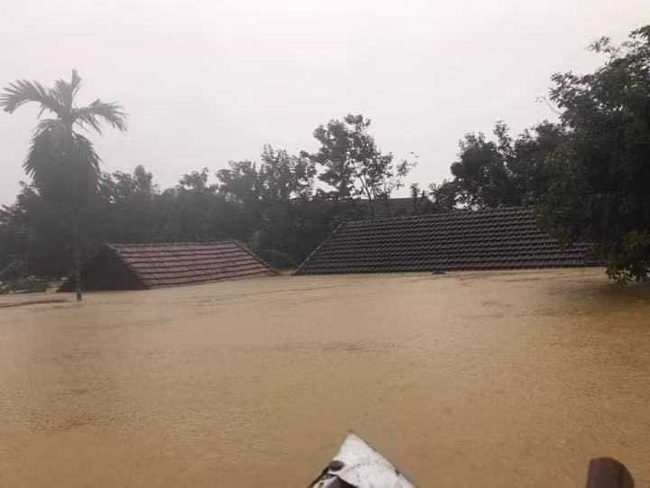 Tại Quảng Bình, nhiều địa phương đã di dời khẩn cấp 8.229 hộ dân ra khỏi vùng nguy hiểm.