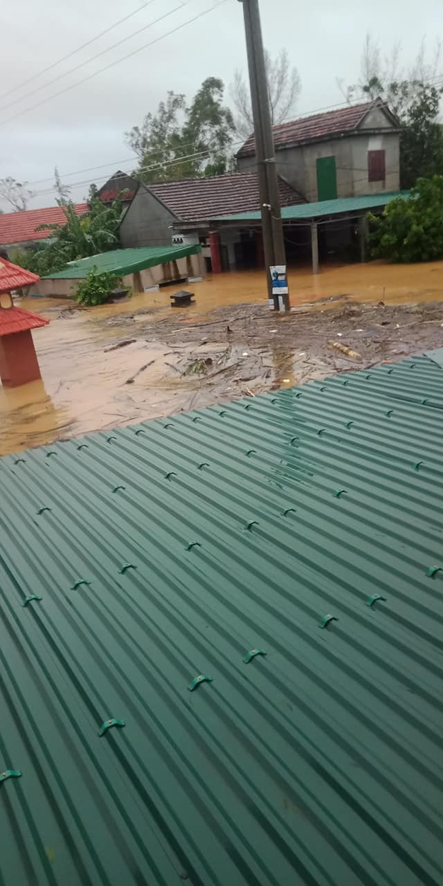 Được biết, ở Quảng Bình hiện nay nước dâng cao lịch sử hơn đỉnh lũ năm 1979.