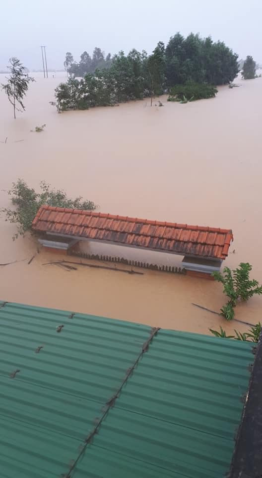 Mực nước hiện trên các sông ở Quảng Bình hiện đang ở mức báo động: Sông Rào Nậy tại Đồng Tâm 13,84m trên báo động 0,84m; Sông Gianh tại Mai Hóa 7,79m trên báo động 1,29m; tại Lệ Thủy 4,88m trên mức báo động III 2,18m; tại Đồng Hới 2,28m trên báo động III 0,28m