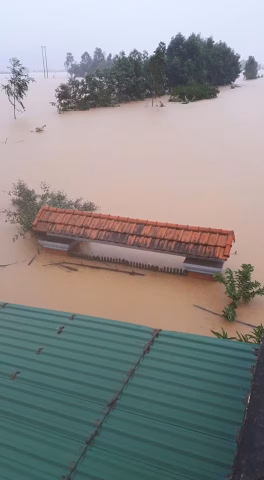 Mực nước hiện trên các sông ở Quảng Bình hiện đang ở mức báo động: Sông Rào Nậy tại Đồng Tâm 13,84m trên báo động 0,84m; Sông Gianh tại Mai Hóa 7,79m trên báo động 1,29m; tại Lệ Thủy 4,88m trên mức báo động III 2,18m; tại Đồng Hới 2,28m trên báo động III 0,28m