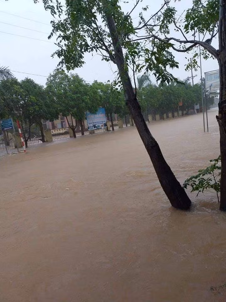 Mưa lớn đã khiến nhiều tuyến đường bị chia cắt Hà Tĩnh bị chia căt.