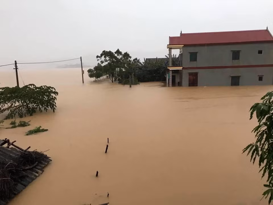 Tại nơi đây chỉ còn lại biển nước mênh mông.